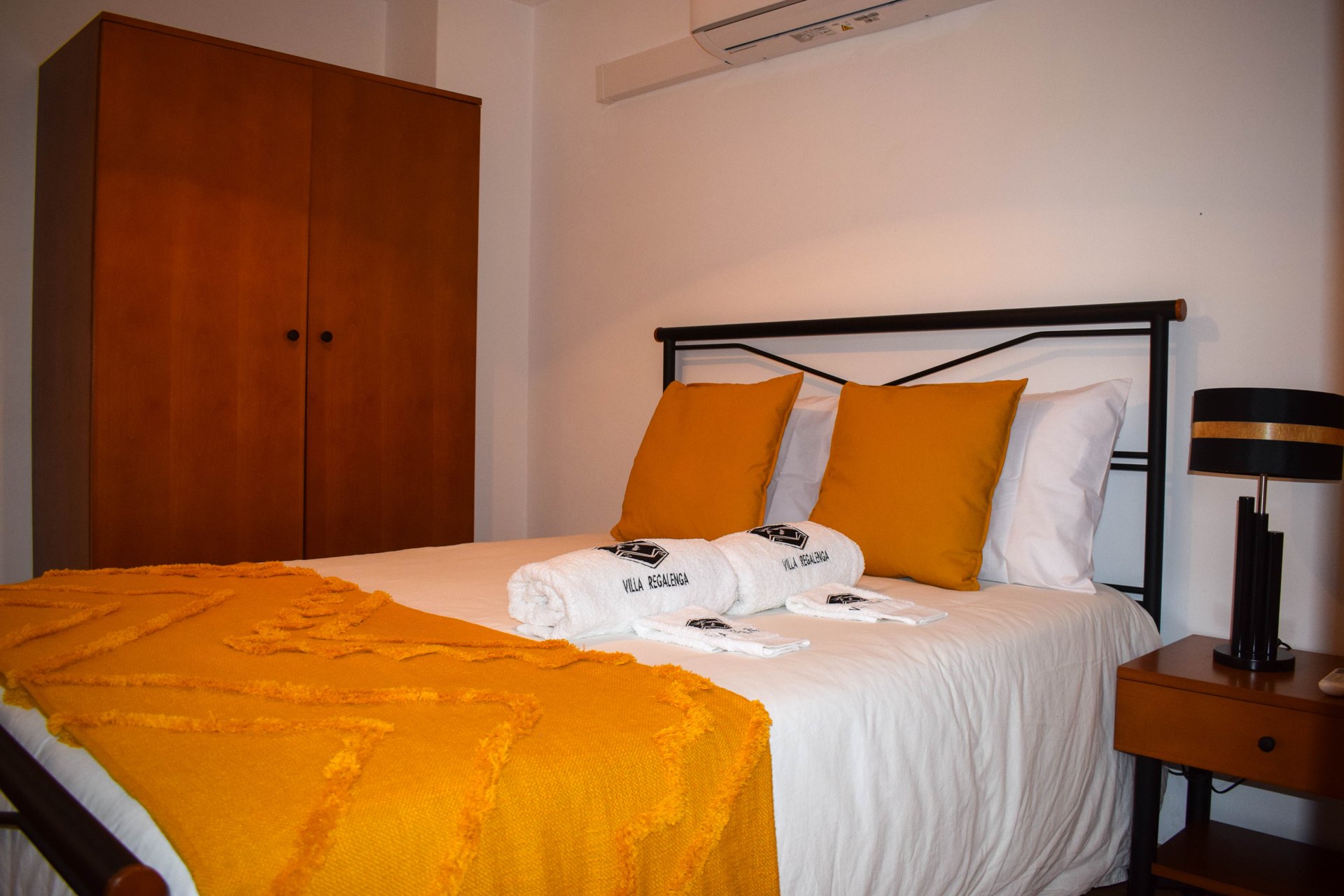 Villa Regalenga - Teste Casa da Escola — quarto amarelo