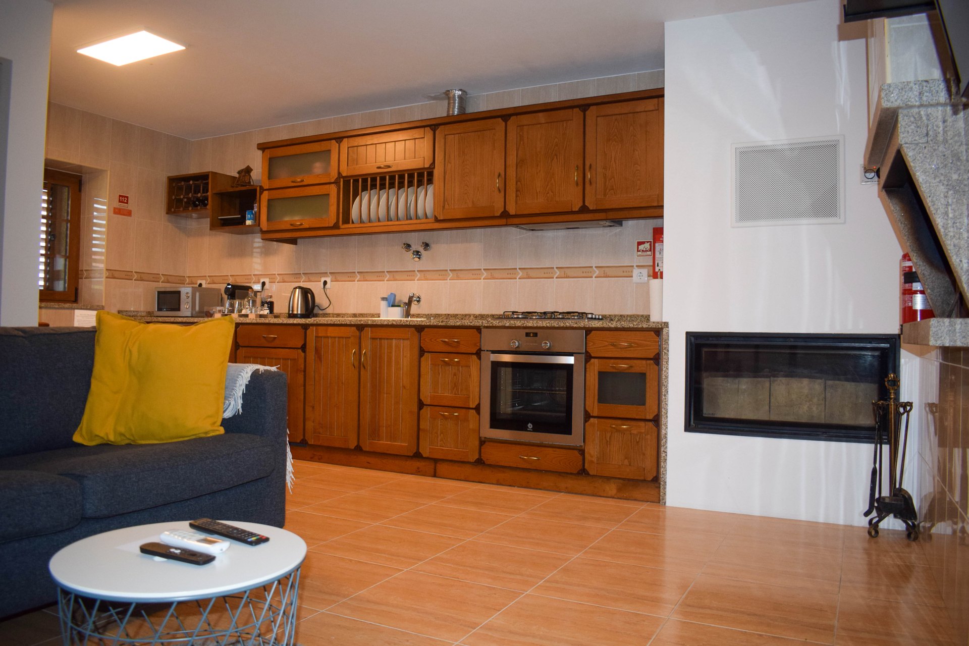 Villa Regalenga - Teste Casa da Escola — sala e cozinha