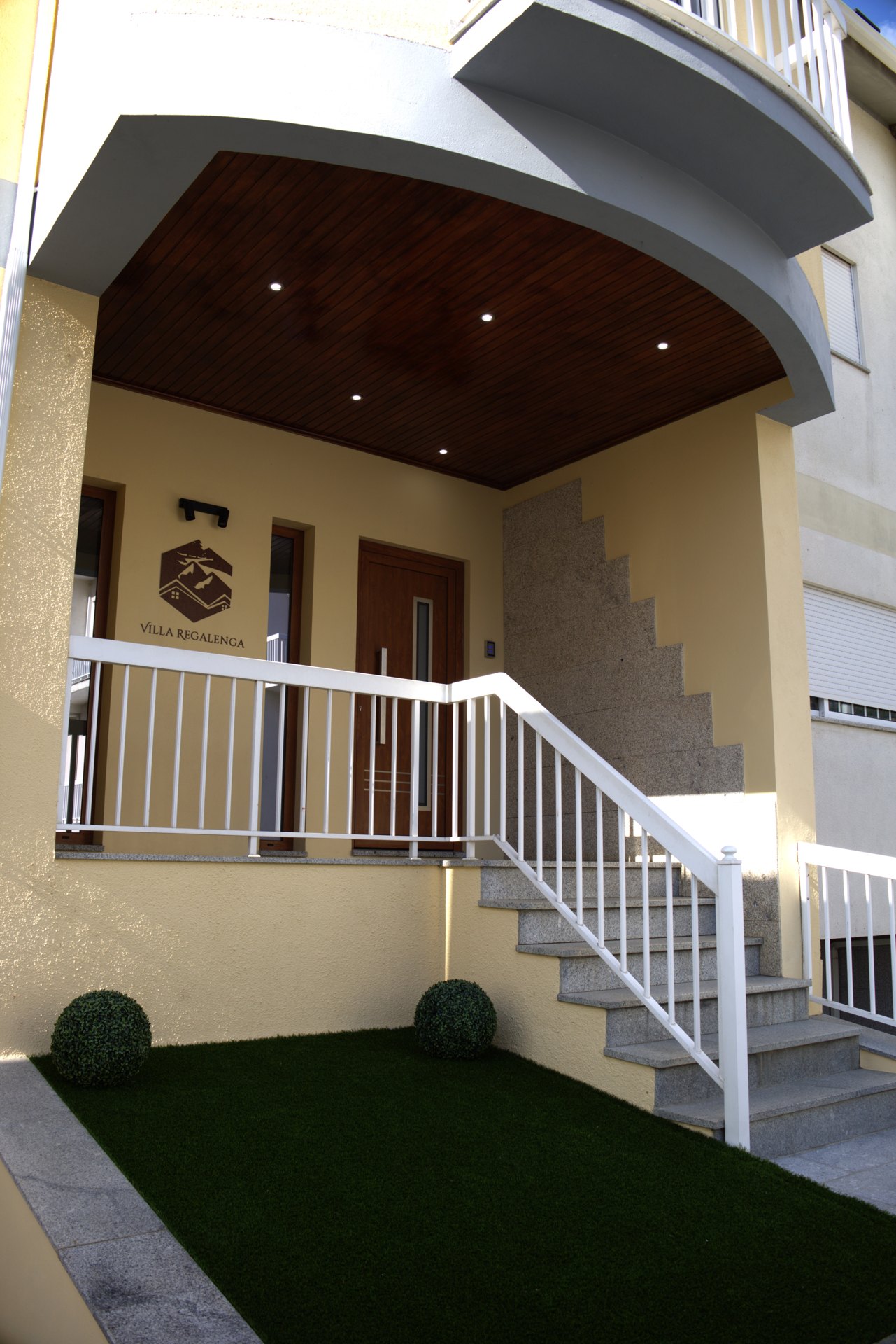 Entrada da Casa da Portela com o logótipo Villa Regalenga
